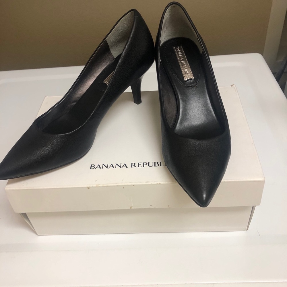 Black Pointed Toe Shoe with small heel size 6